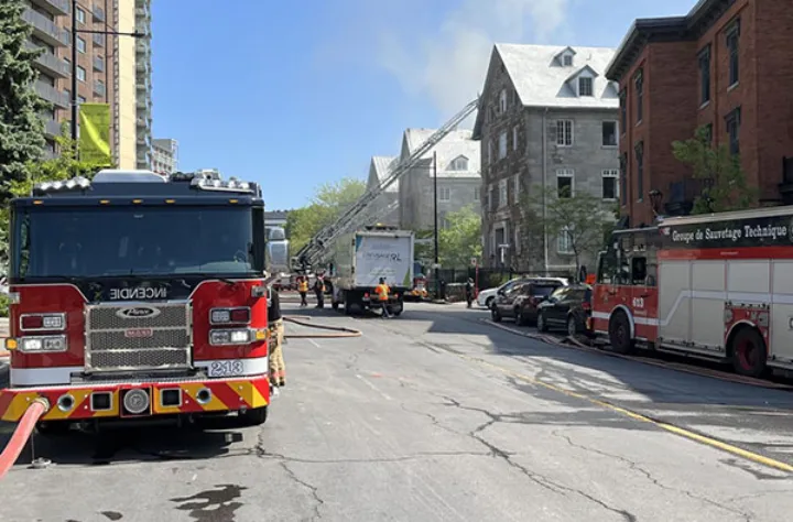 آتش‌سوزی بزرگ در یک ساختمان میراث فرهنگی در مرکز مونترال